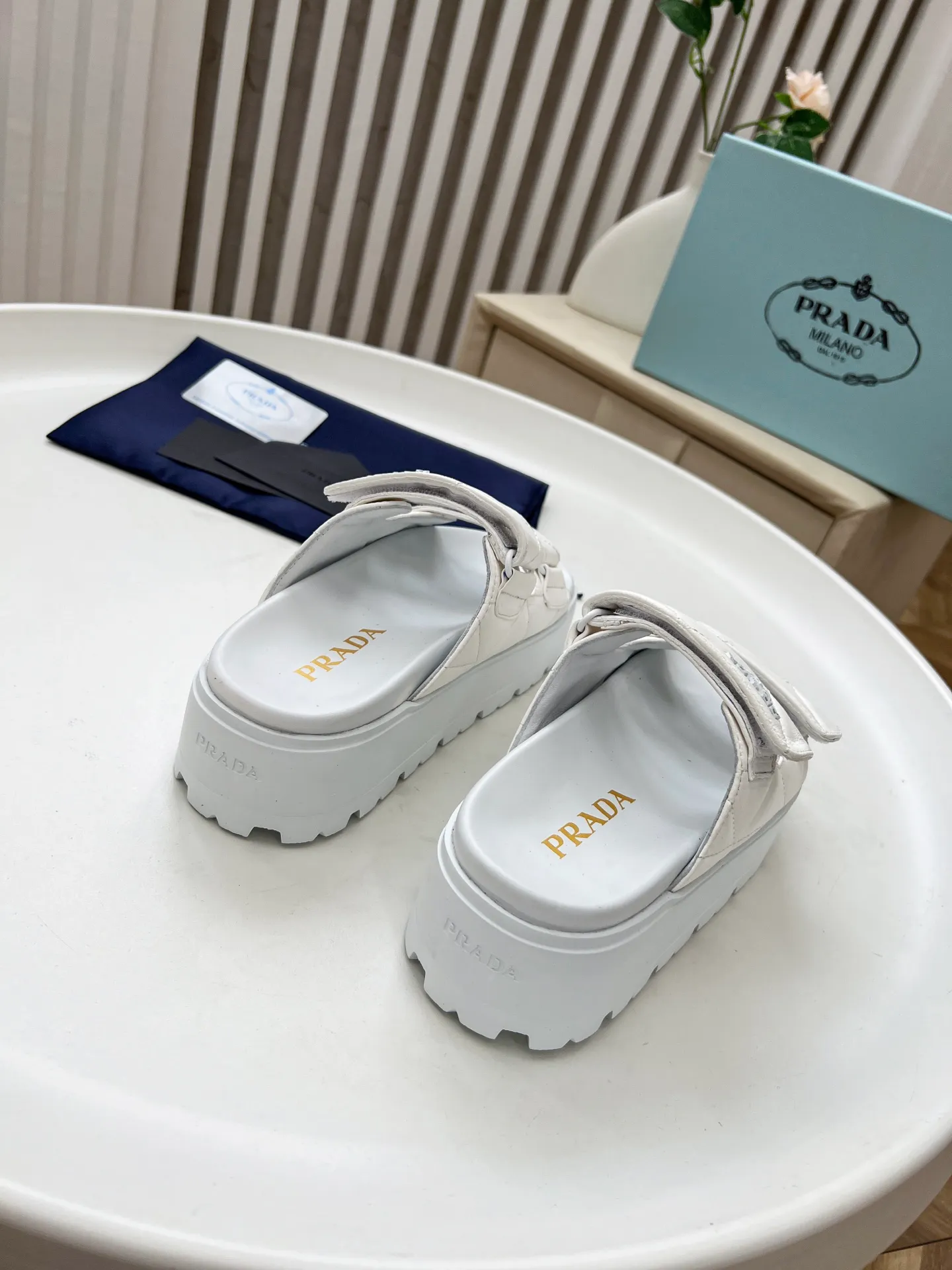 👟👟Ex-factory price 440👟👟 Prada/Prada 25ss summer new couple's beach thick-soled Birkenstock sandals. This shoe style is really a classic design that will not go out of style and is in line with everyone's current pursuit of comfortable and healthy wearing concepts. It is regarded by many domestic and foreign celebrities and fashionistas as an important choice for daily slippers. ✔Upper: imported super soft sheepskin ✔Inner lining: imported sheepskin ✔Hardware: Original molded split hardware ✔Outsole: Ultra-light, wear-resistant and non-slip foam sole ✔Number of yards: 35~40 (custom-made 40 pieces are non-refundable)